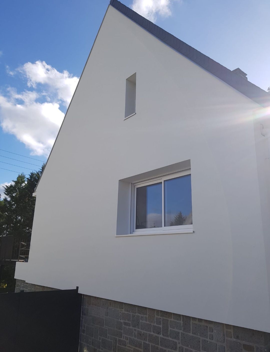 Ravalement de façade d'une maison en moellon de pierre naturelle.