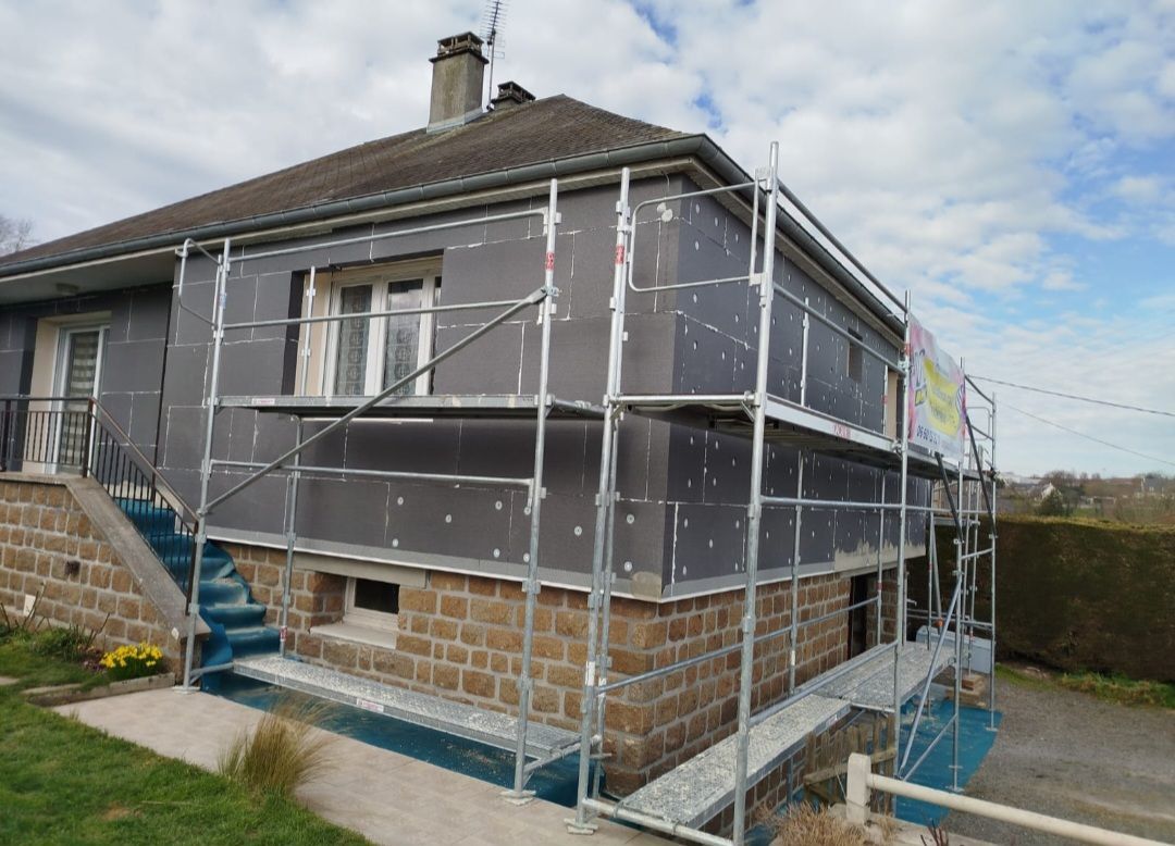 Travaux d'isolation par l'extérieur.