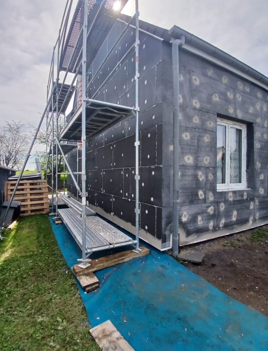 Ravalement de façade d'une maison avec un étage.