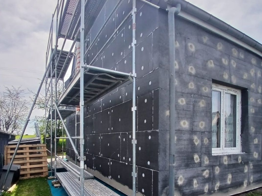 Un chantier d'isolation par l'extérieur.