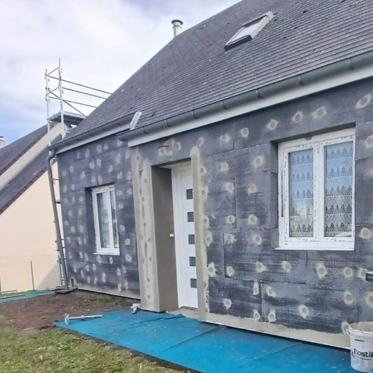 Pose de panneaux sur une maison pour une ITE.