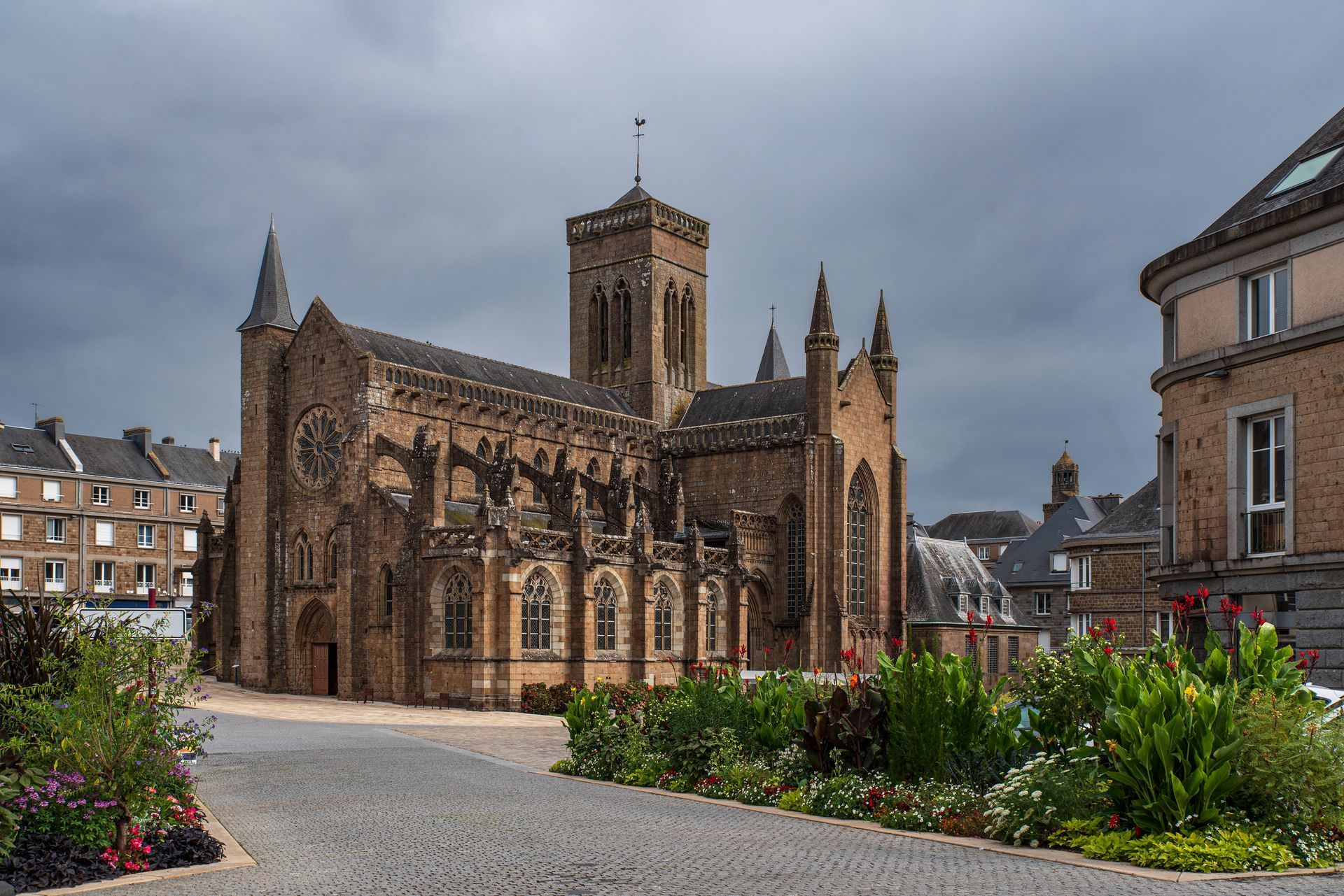 Église sur une place de Vire en Normandie.