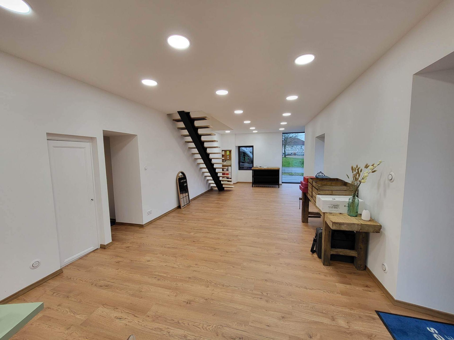 Après travaux de rénovation des murs et plafonds.