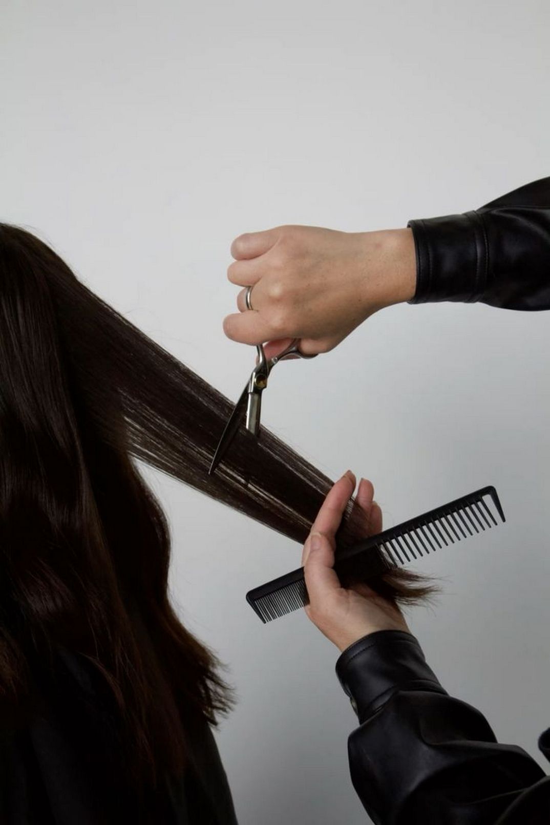 Una mujer se está cortando el pelo en la peluquería.