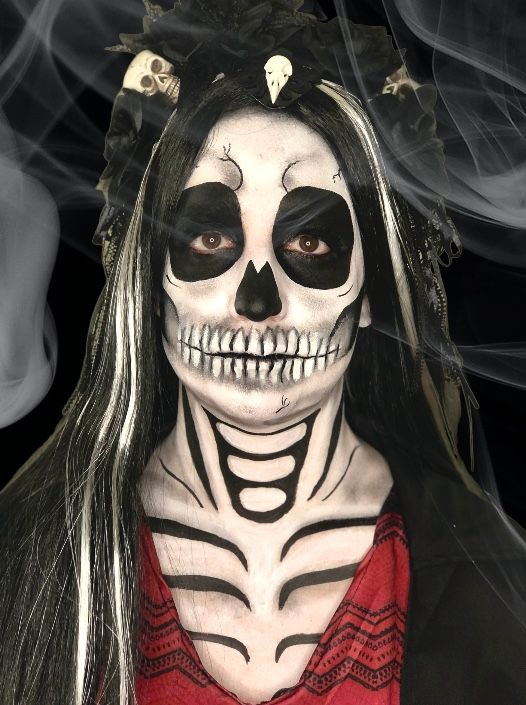 Una mujer con maquillaje de esqueleto en la cara.