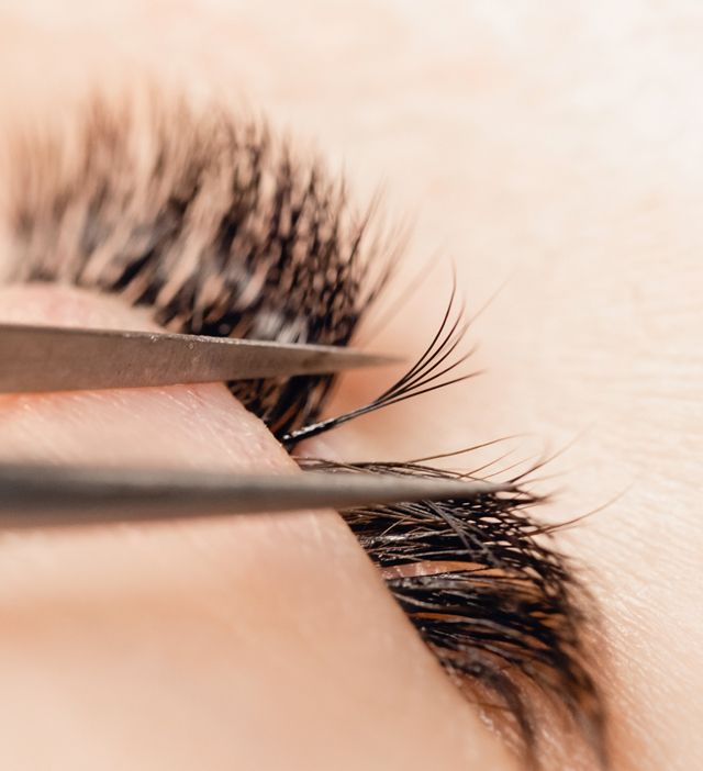 Un primer plano del ojo de una mujer con pestañas largas.
