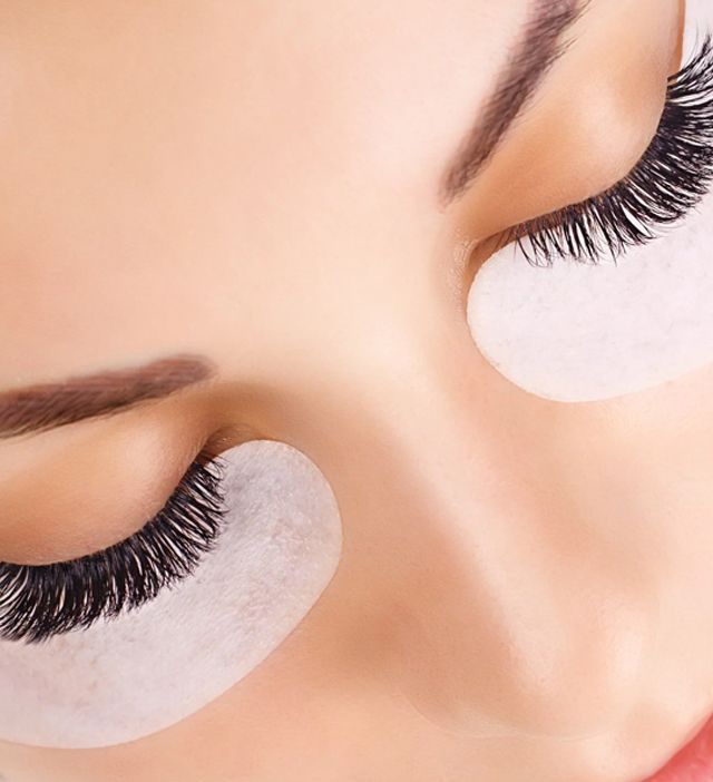 Un primer plano del rostro de una mujer con pestañas postizas en los ojos.