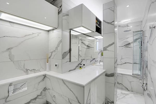 Salle de bain blanche avec un effet marbre
