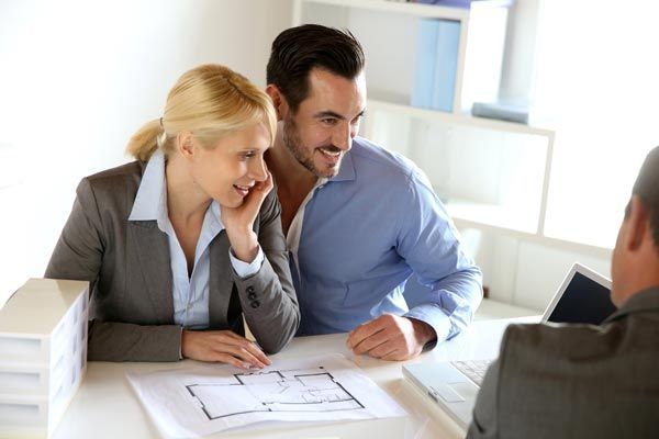 Deux personnes en entretien avec un architecte