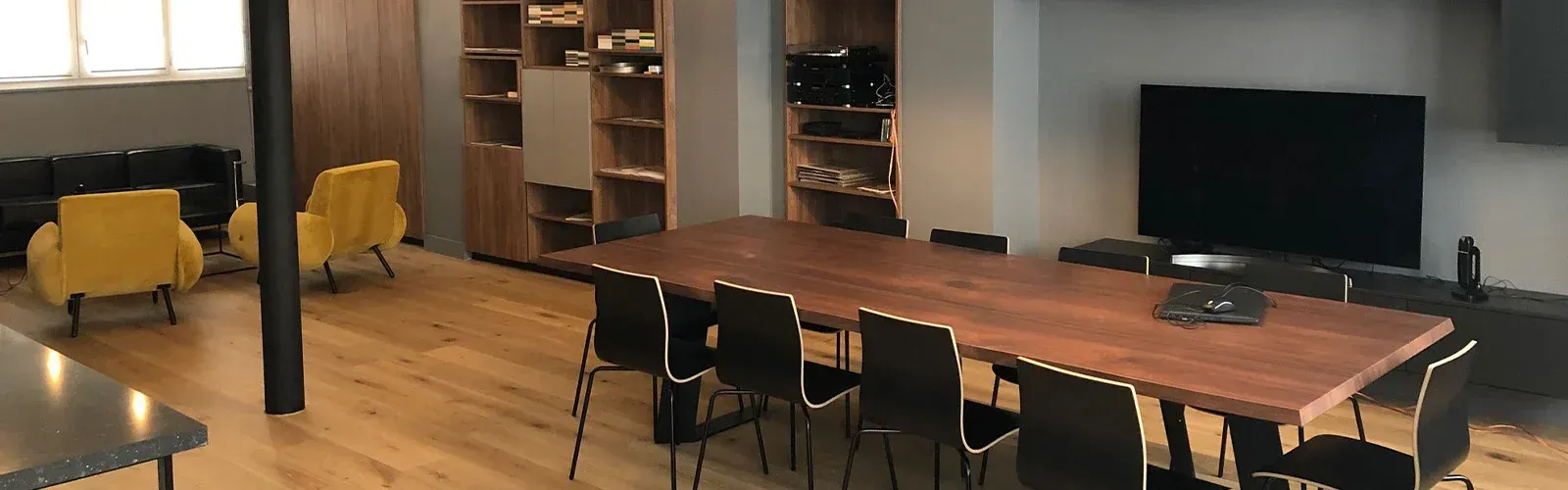 Grande table dans un salon