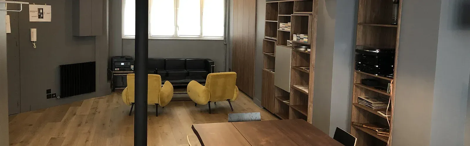Fauteuils jaunes dans un salon