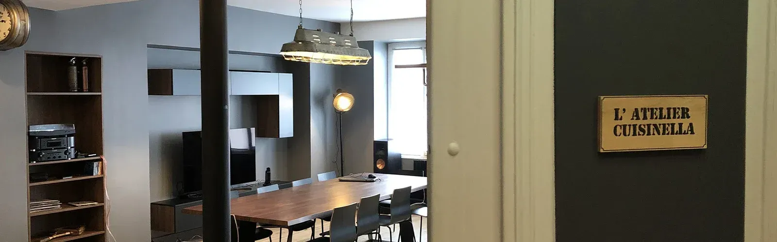 Salon avec une grande table