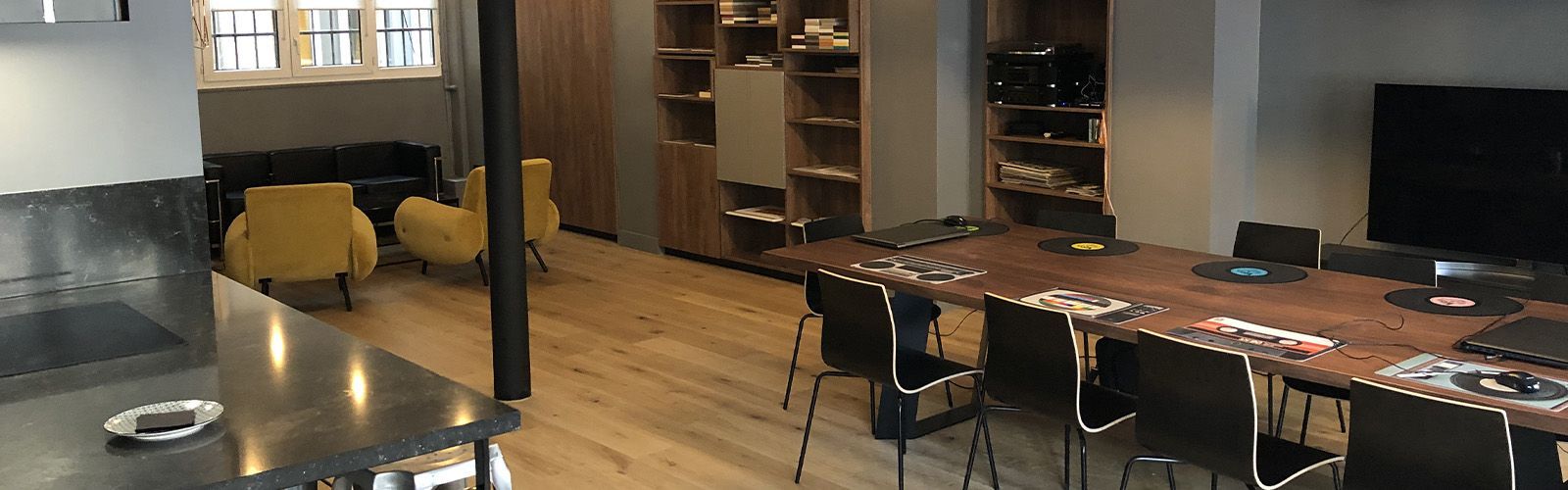 Salon avec meubles en bois