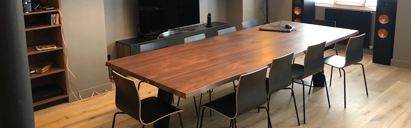 Grande table en bois avec 8 places