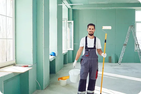 Peintre en intérieur souriant