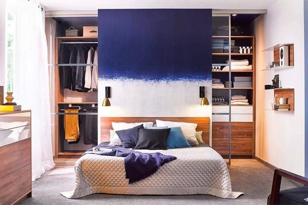 Lit avec un grand dressing derrière