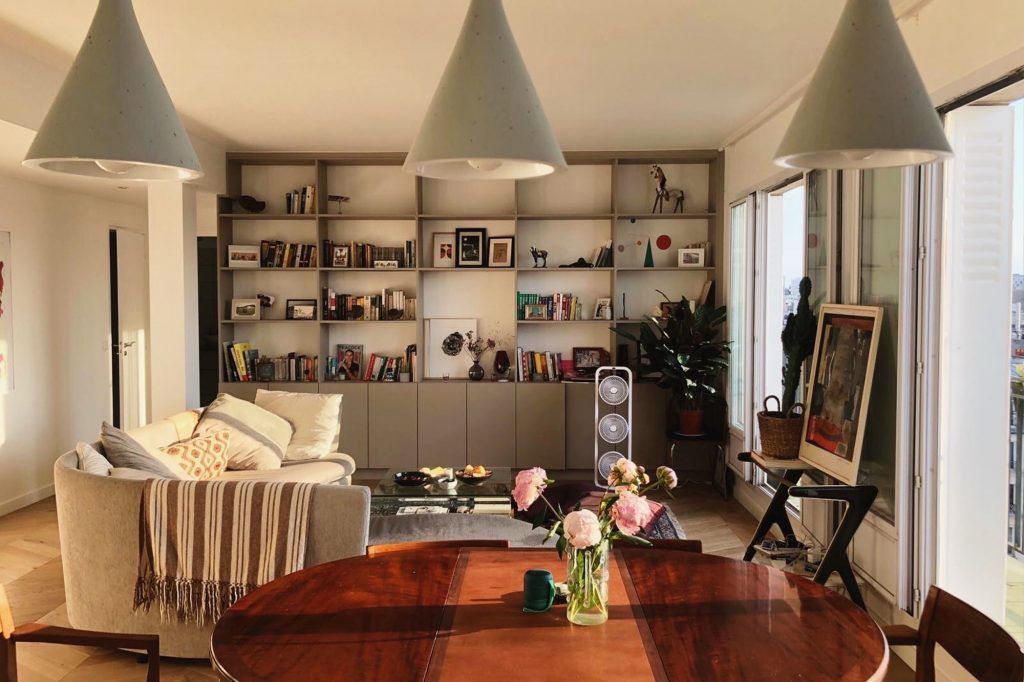 Salon avec une grande bibliothèque sur tout un mur