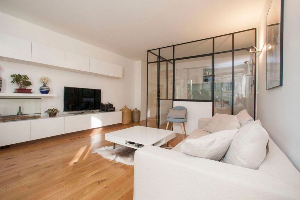 Salon avec une grande verrière