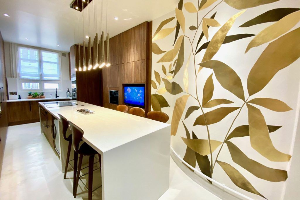 Salon moderne avec un mur décoré de feuilles dorées