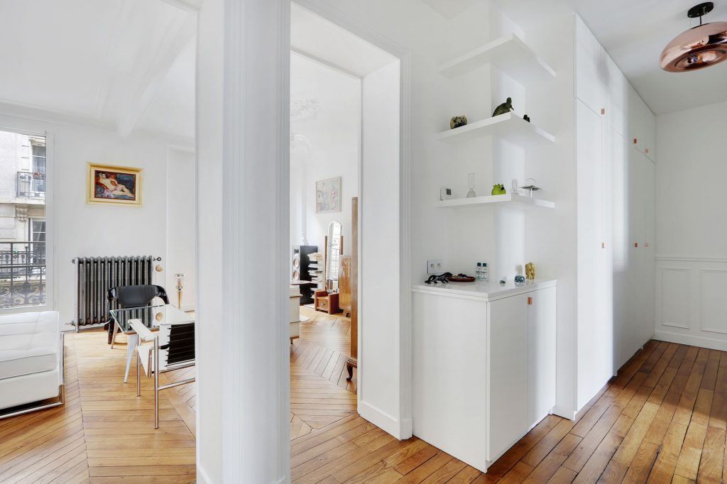 Salon blanc dans un appartement