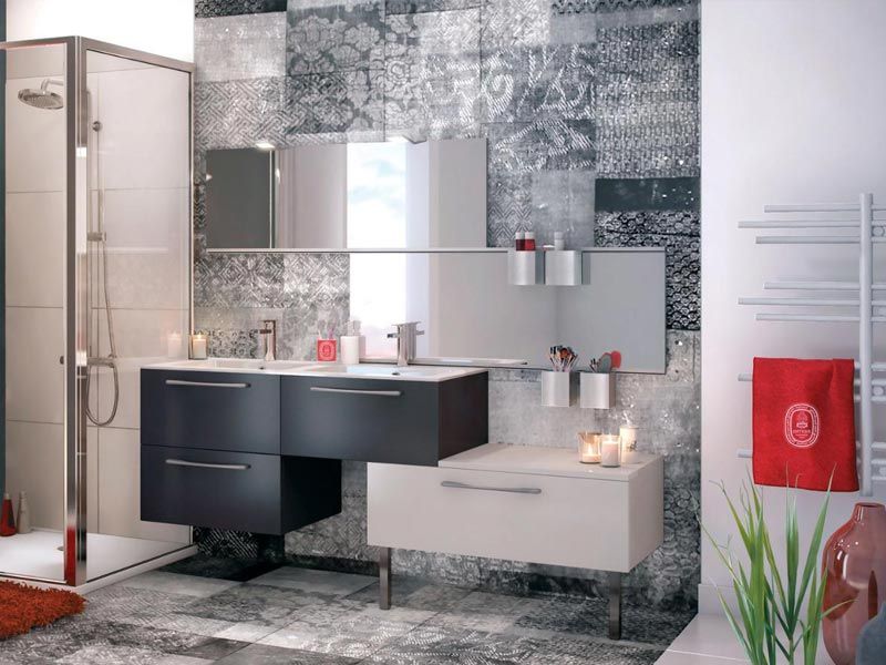 Salle de bain avec des meubles neufs