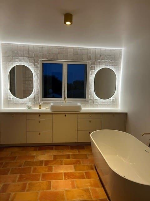 Salle de bain avec deux miroirs lumineux