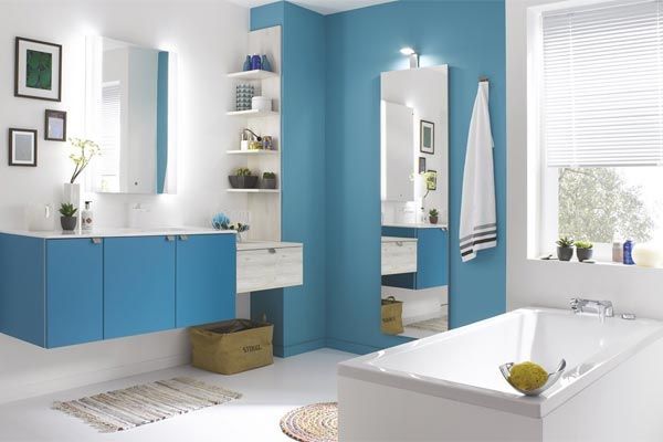 Salle de bain aux murs bleus ciel