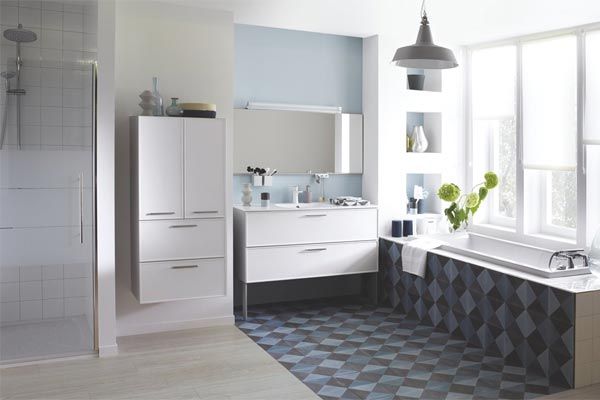 Salle de bain neuve avec des meubles blancs