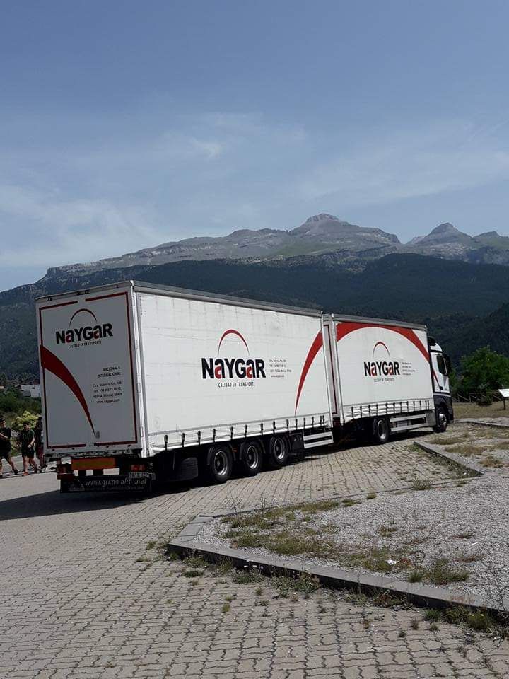 Camión semirremolque blanco con el logotipo