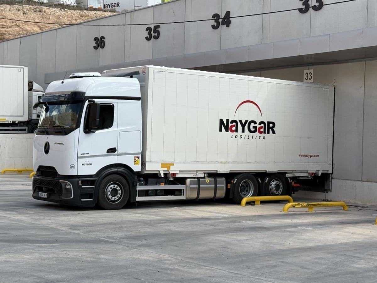 Camión blanco rotulado