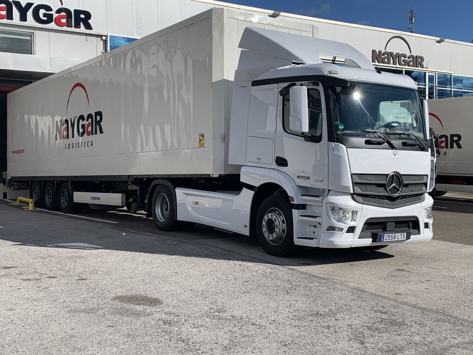 Camión blanco con el logo