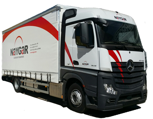 Camión de transporte NavYGar blanco con detalles en rojo.