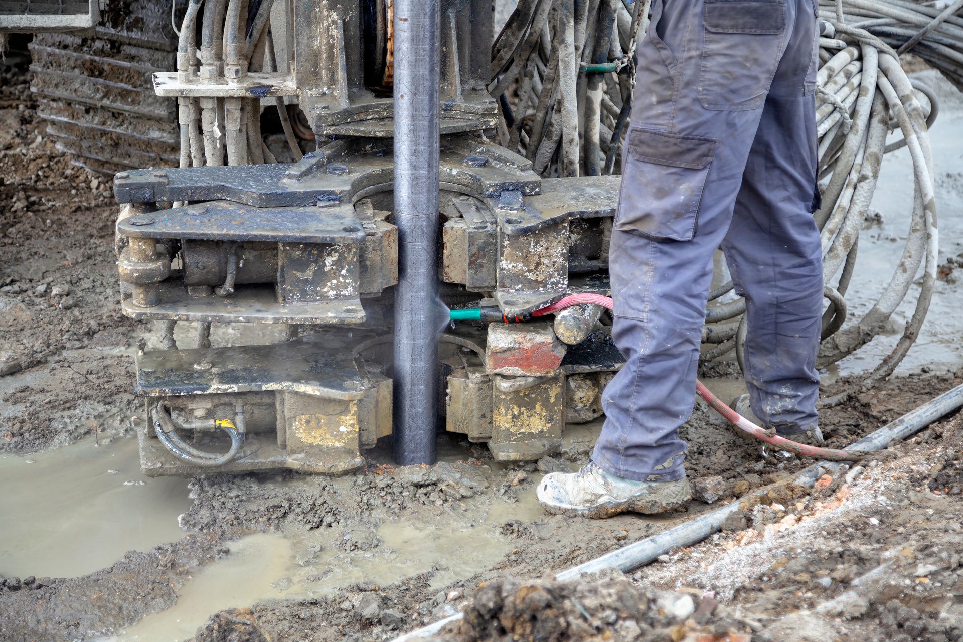 Engin de forage et un technicien