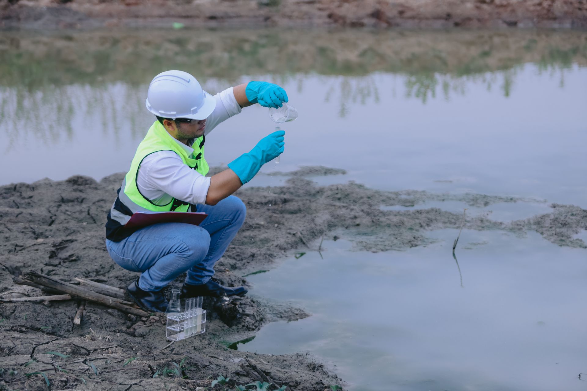 Géotechnicien assurant des prélèvements