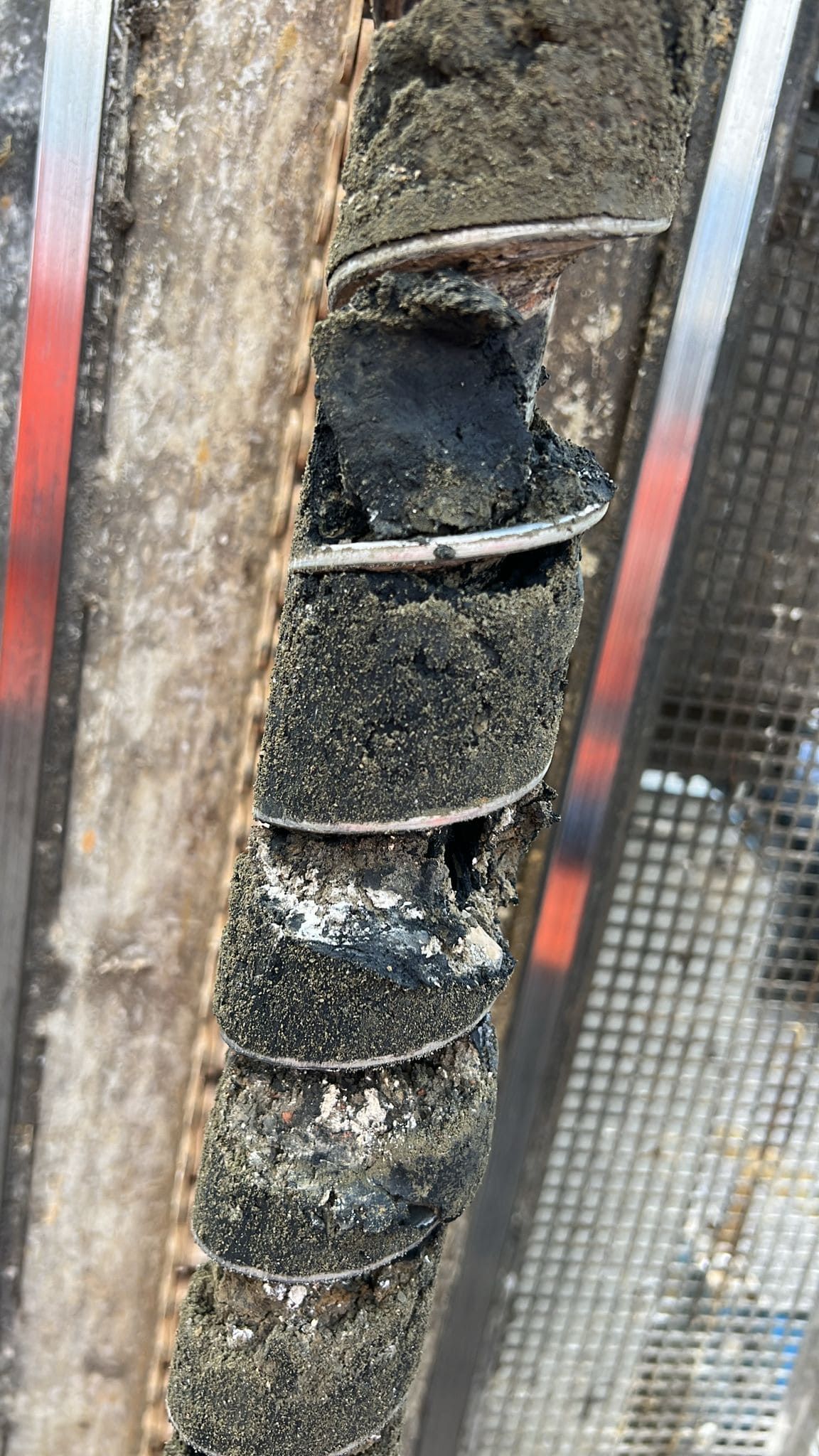 Appareil de forage avec de la terre