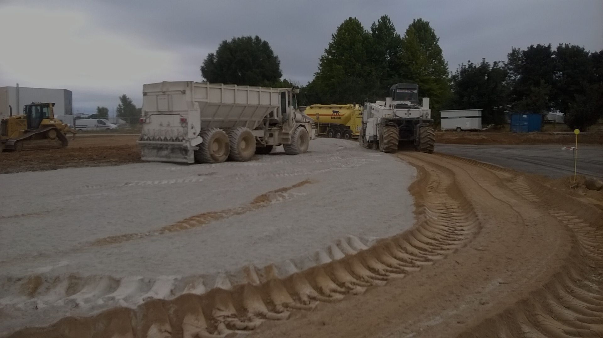 Camions sur un chantier