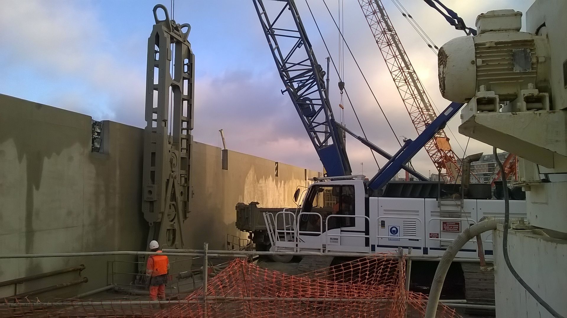 Chantier de géotechnique avec un mur en ciment
