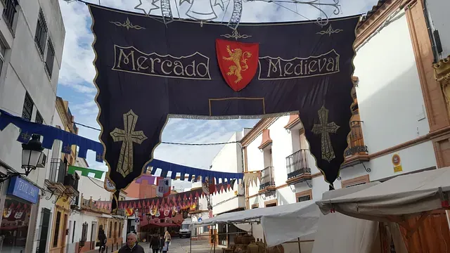 Una pancarta que dice Mercado Medieval cuelga sobre una calle.