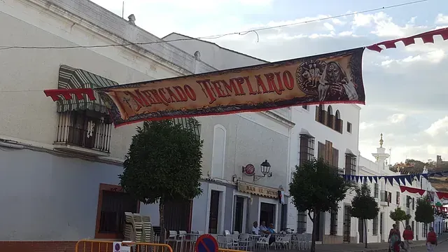 Una pancarta colgada de un edificio que dice mercado templeario