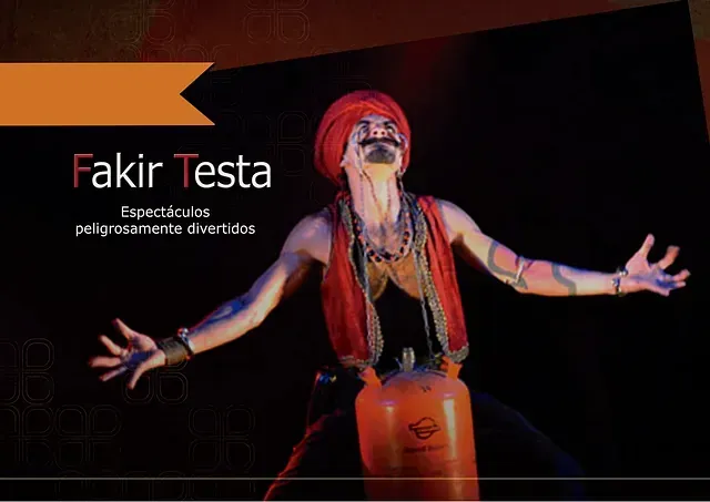 Un cartel de Fakir Testa muestra a un hombre con los brazos extendidos.