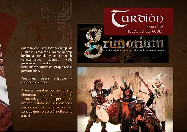 Un grupo de personas toca la batería frente a un cartel que dice curdon