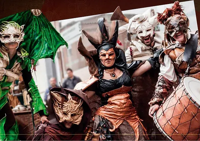 Un grupo de personas vestidas con disfraces y máscaras están de pie uno al lado del otro.