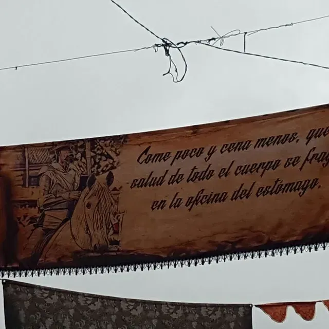 A sign that says come poco y cena monos