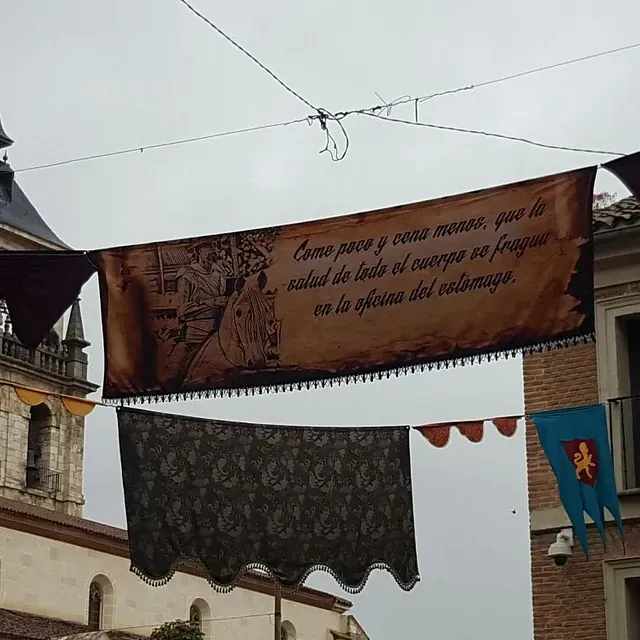 Una pancarta con escritura en español cuelga de un cable eléctrico.