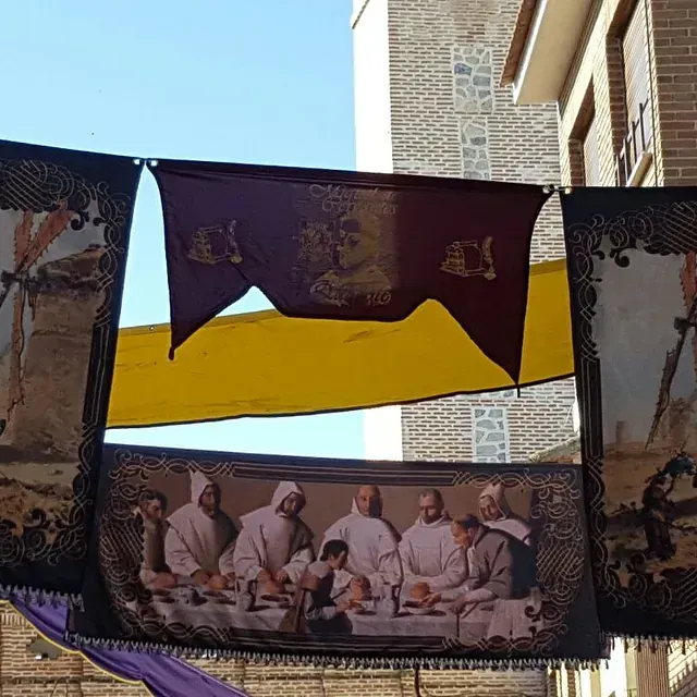 Un grupo de personas sentadas alrededor de una mesa con una pancarta que dice 