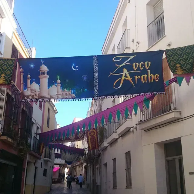 Una calle con un cartel que dice zooo arabe