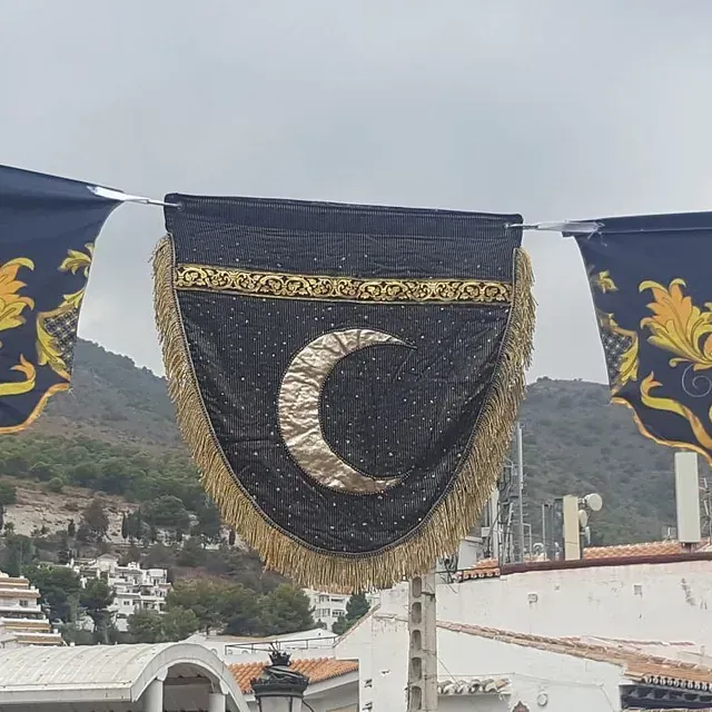 Una pancarta negra con una luna creciente.