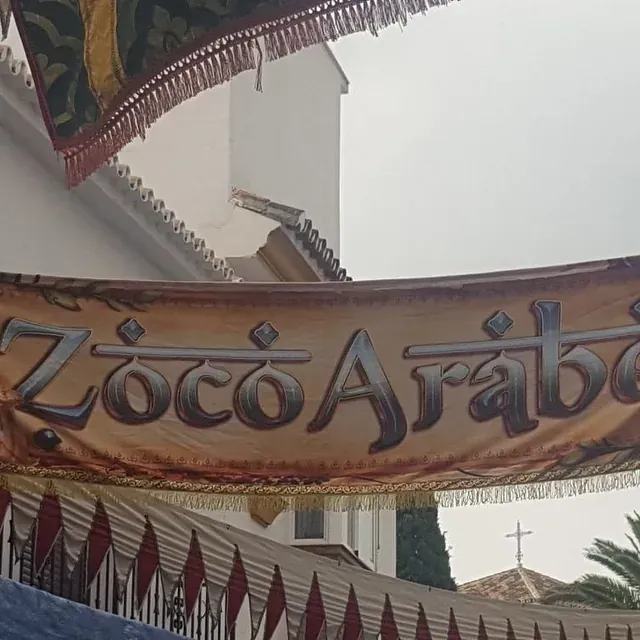Un cartel que dice Zooco Arabo cuelga de un edificio.