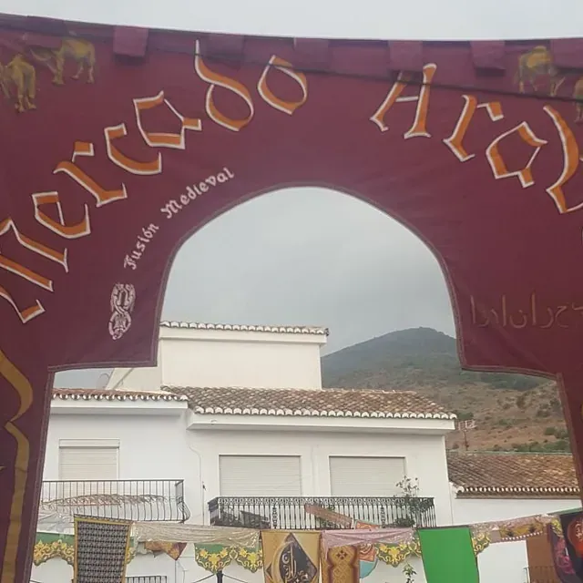 Un cartel que dice mercado ara