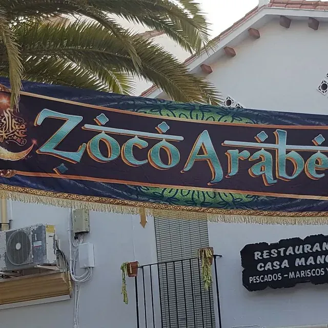 Un cartel que dice Zoco Arabe.
